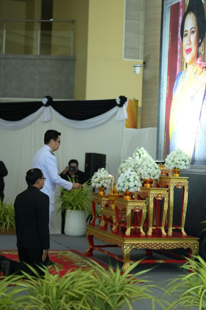 อธิการบดี ม.ราชภัฏสุราษฎร์ธานี นำบุคลากร-นักศึกษา น้อมถวายความอาลัย แด่สมเด็จพระนางเจ้าสิริกิติ์ พระบรมราชินีนาถ พระบรมราชชนนีพันปีหลวง