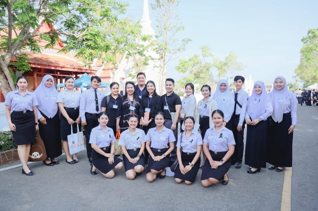 อาจารย์-นักศึกษา ครุ มรส. ปฏิบัติหน้าที่ล่ามแปลภาษาวันที่ 3 แก่คณะทูตและกงสุลต่างประเทศประจำประเทศไทยพร้อมคู่สมรส ทัศนศึกษาโครงการอันเนื่องมาจากพระราชดำริ และเรียนรู้เกี่ยวกับศักยภาพของประเทศไทยและอัตลักษณ์ไทย ที่อำเภอไชยา จังหวัดสุราษฎร์ธานี