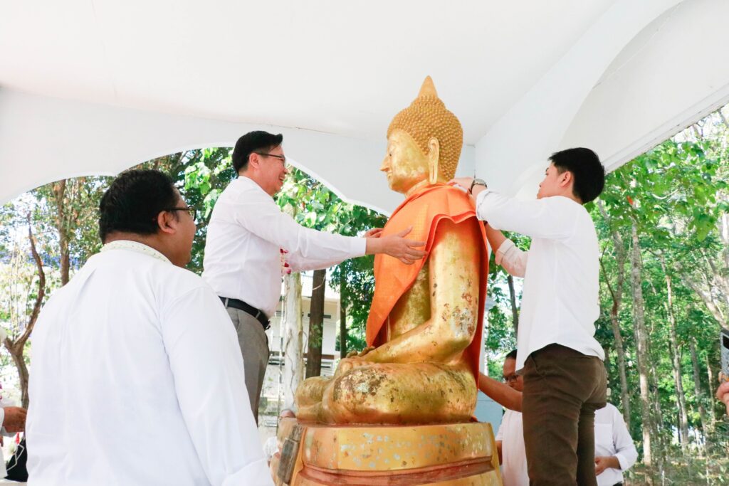 อธิการบดี มรส. นำบุคลากรสืบสานสงกรานต์ไทย สรงน้ำ ‘หลวงพ่อพระพุทธโสธร’ เสริมสิริมงคลชีวิต