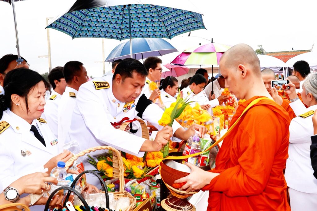 มรส. ร่วมพิธีทำบุญตักบาตร ถวายเป็นพระราชกุศล เนื่องในโอกาสวันเฉลิมพระชนมพรรษา สมเด็จพระนางเจ้าฯ พระบรมราชินี ประจำปี 2569