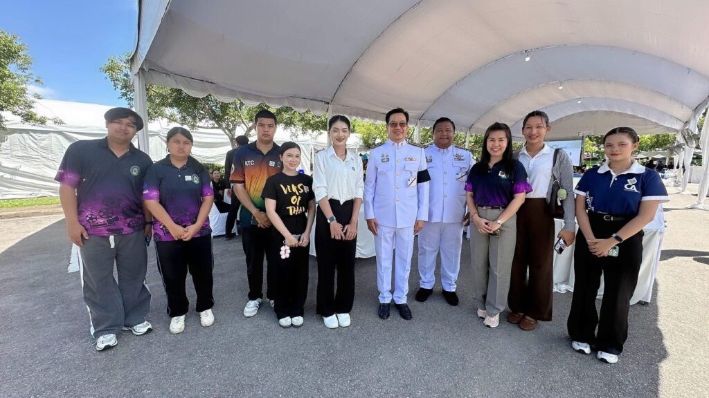 อธิการบดี มรส. นำนักศึกษา-บุคลากร ร่วมเฝ้าฯ รับเสด็จ สมเด็จพระนางเจ้าฯ พระบรมราชินี ปลื้มปีติในพระมหากรุณาธิคุณ